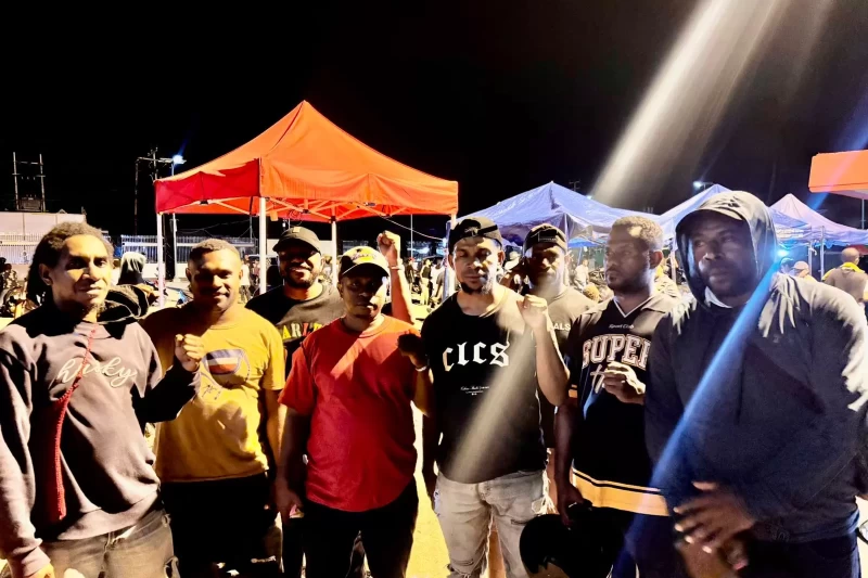 Sekelompok pemuda yang menyoroti keputusan wasit