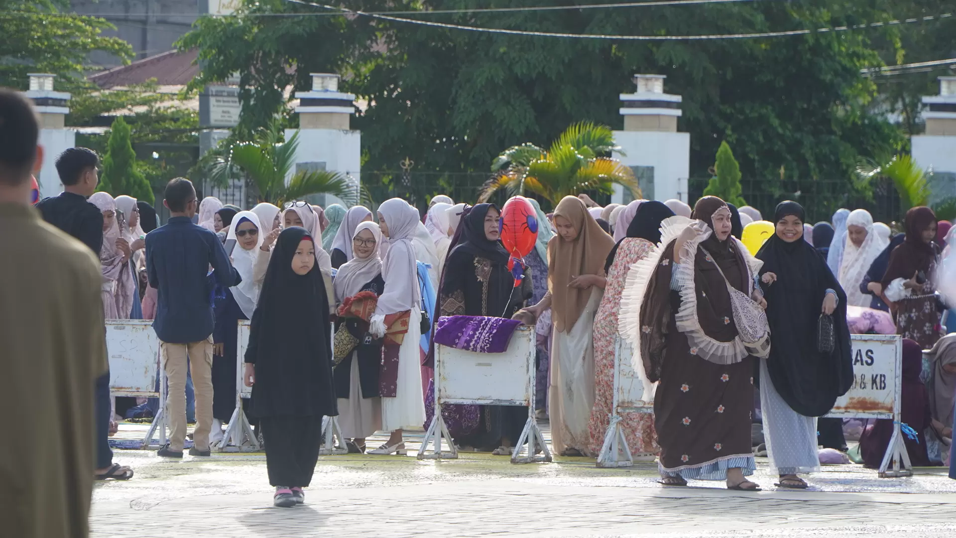 Suasana usai Solat Idul Fitri 1447 H di Halaman Kantor Wali Kota Sorong