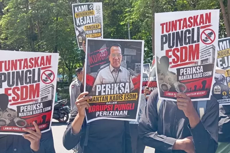 KCB Jatim menggelar aksi massa di depan Kantor Kejati Jatim (Dok. Istimewa)