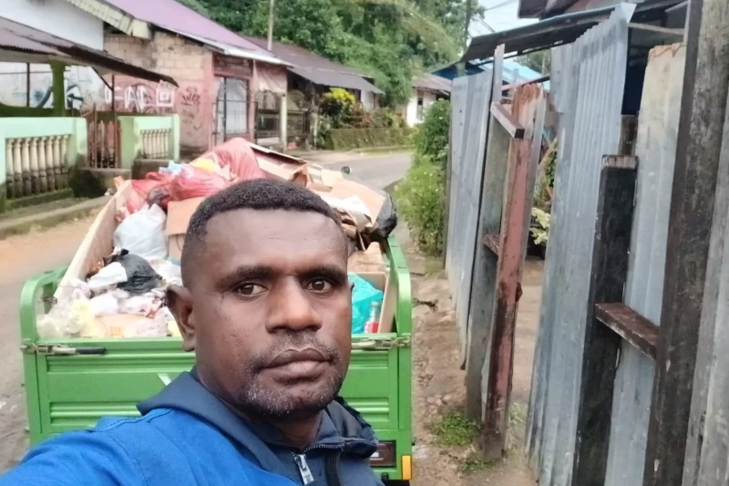 Penggiat lingkungan di Kota Sorong Natayel Jitmau