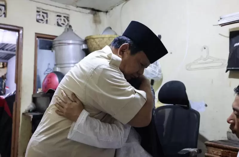 Presiden RI ke-8, Prabowo Subianto saat mengunjungi rumah warga