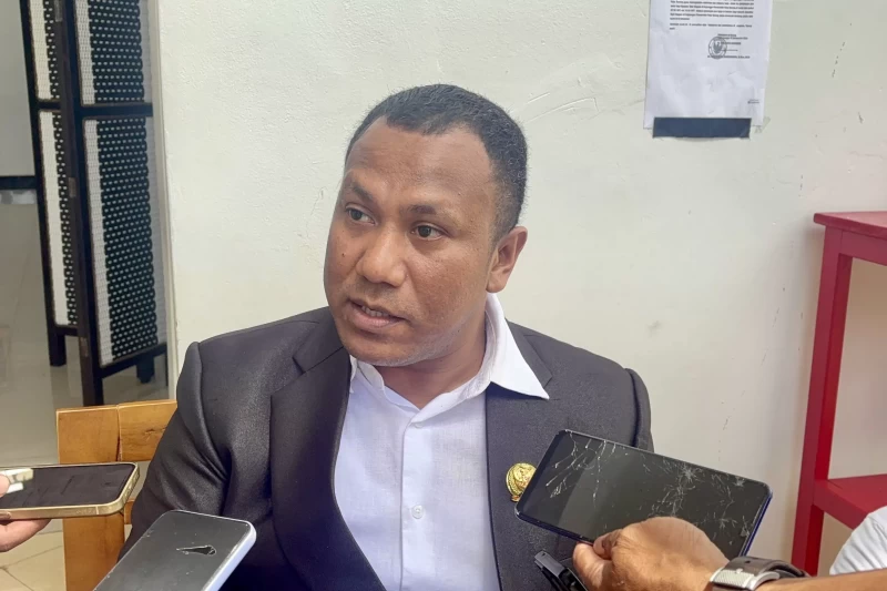 Wakil Ketua III DPR Kota Sorong Robert Malaseme