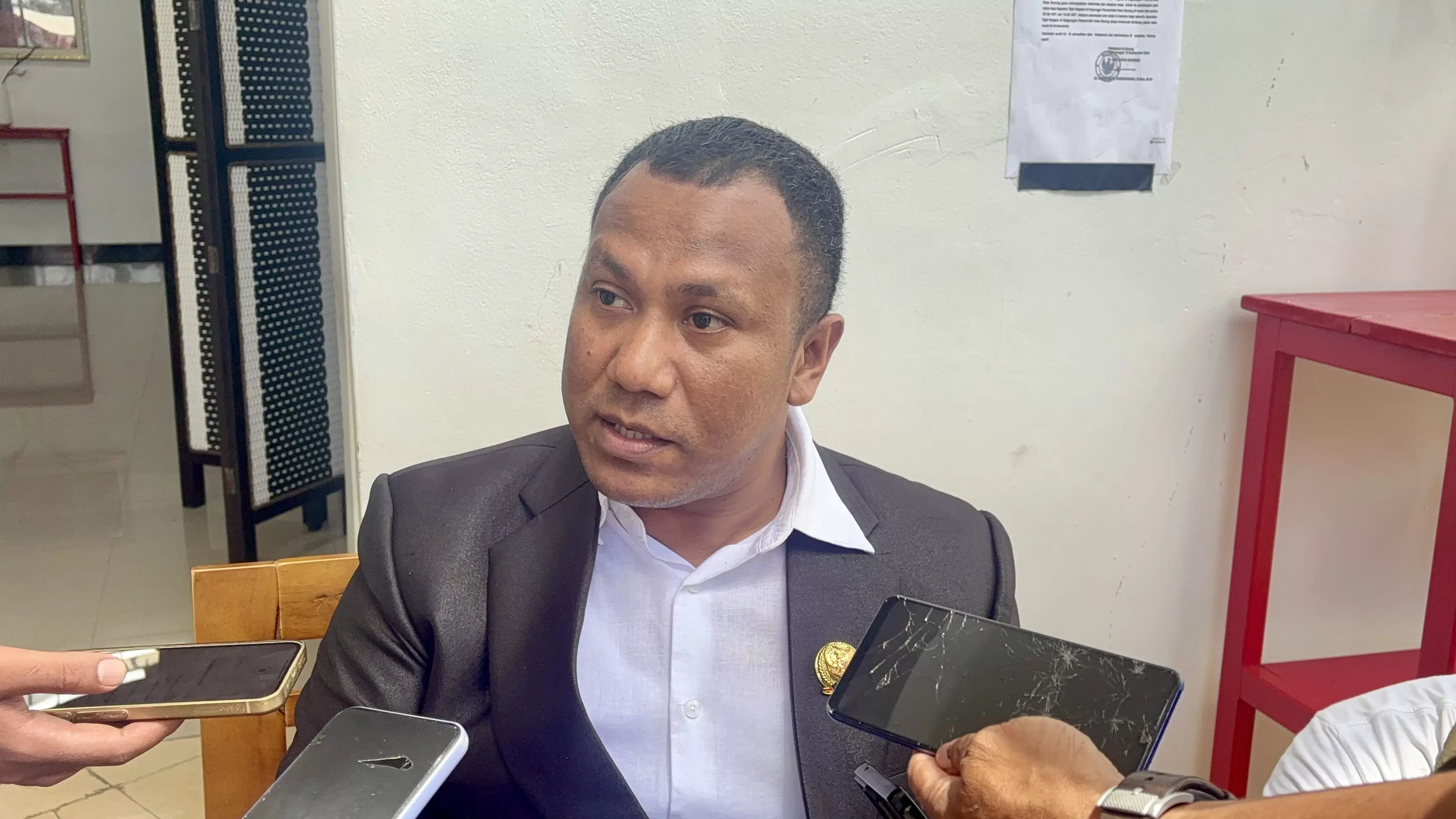 Wakil Ketua III DPR Kota Sorong Robert Malaseme