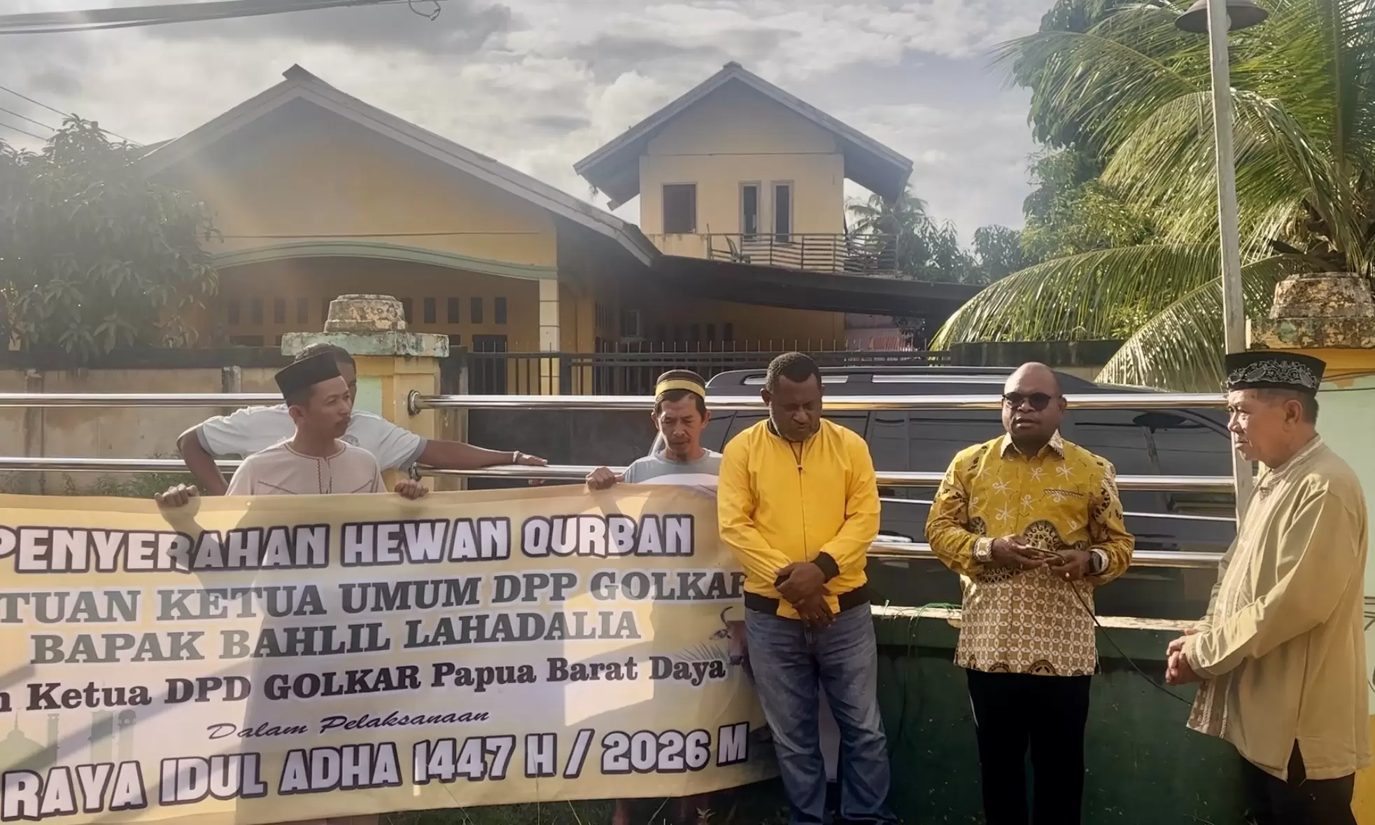 Golkar Papua Barat Daya Salurkan Sapi Kurban Bantuan Ketum Bahlil Lahadalia