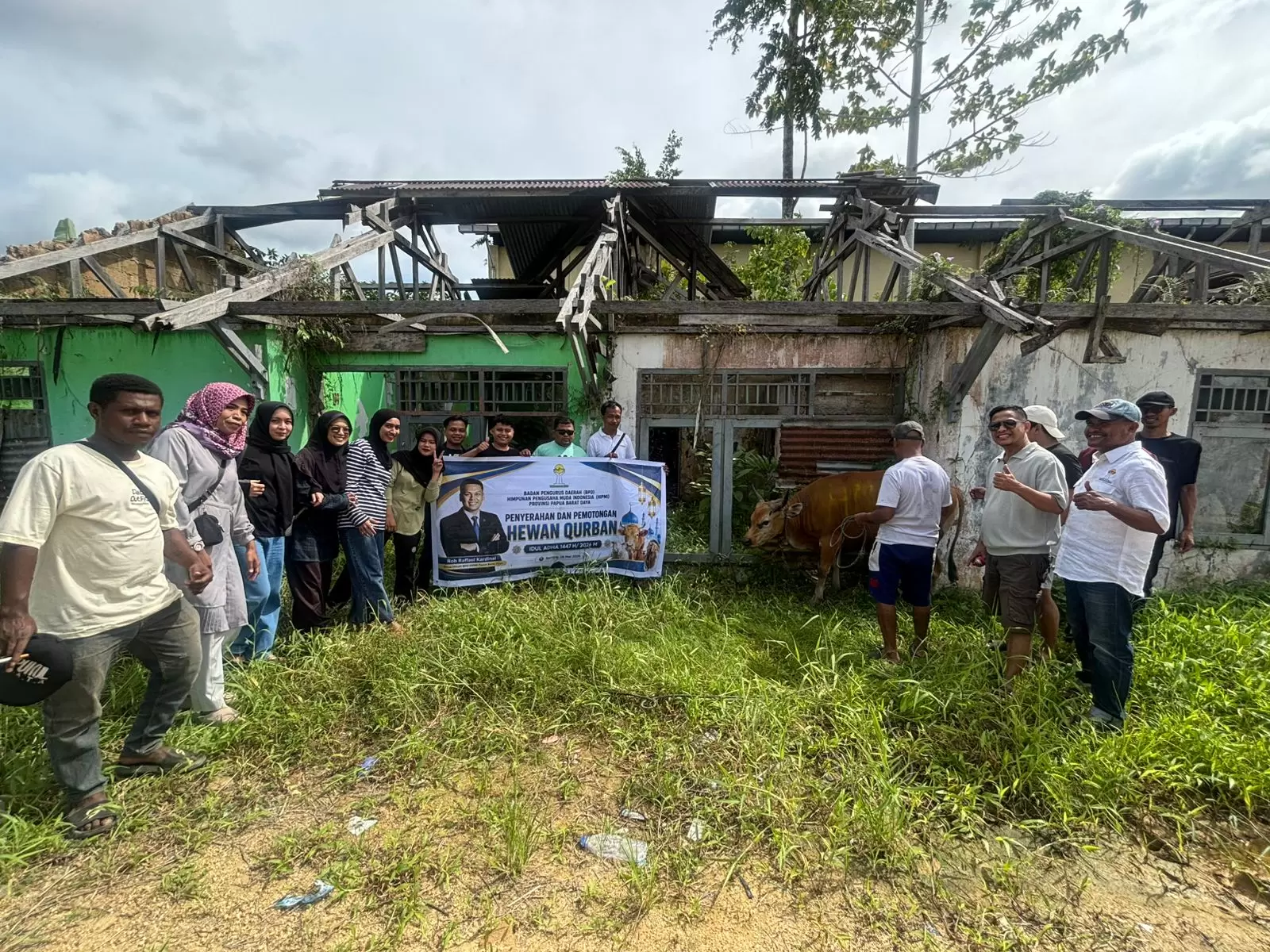 Ketua HIPMI Papua Barat Daya Salurkan Sapi Kurban untuk Warga Sorong