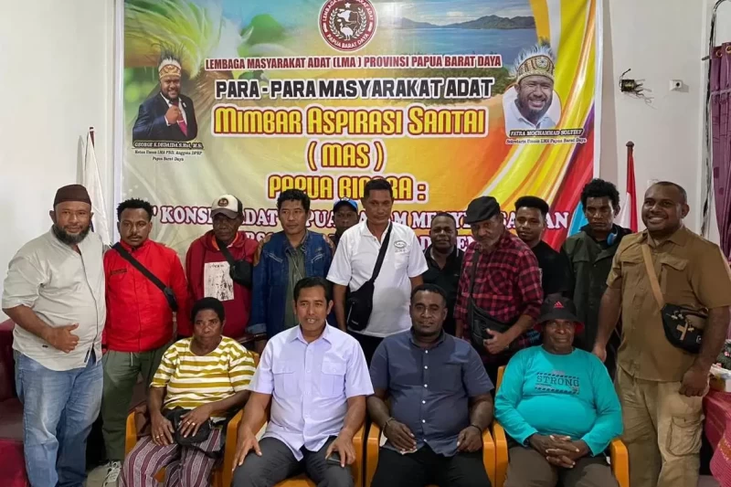 Thomas Malak Ajak Warga Jadikan Adat Perekat Kedamaian Papua Barat Daya