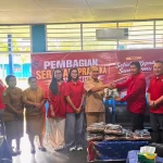 DPC PDI Perjuangan Kota Sorong Bagikan Seragam Pramuka Siswa SMP YPK Shalom