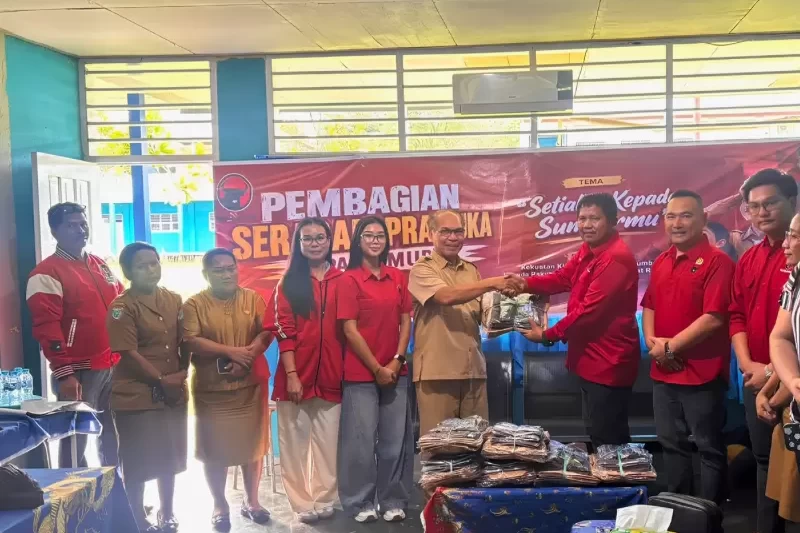 DPC PDI Perjuangan Kota Sorong Bagikan Seragam Pramuka Siswa SMP YPK Shalom