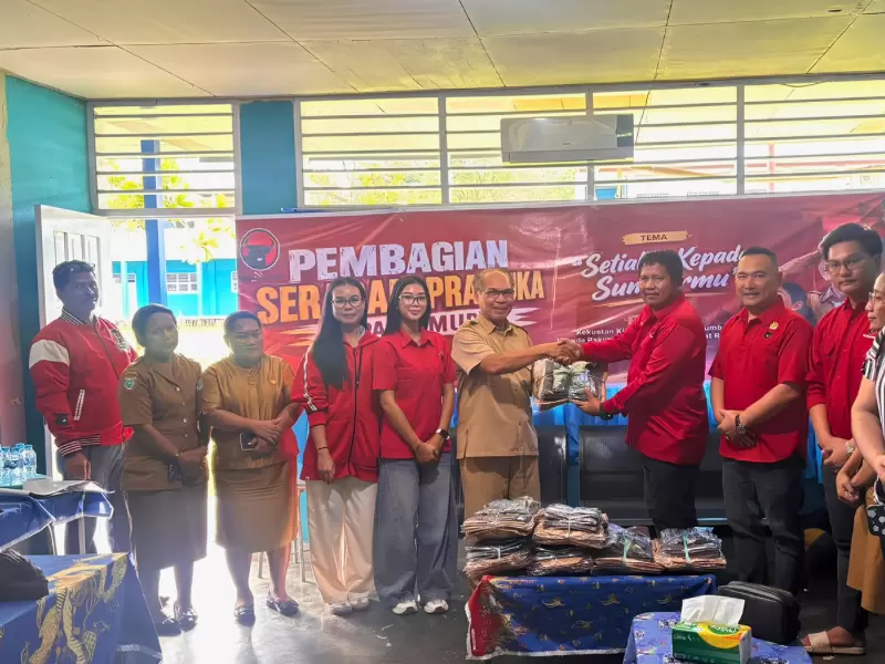 DPC PDI Perjuangan Kota Sorong Bagikan Seragam Pramuka Siswa SMP YPK Shalom