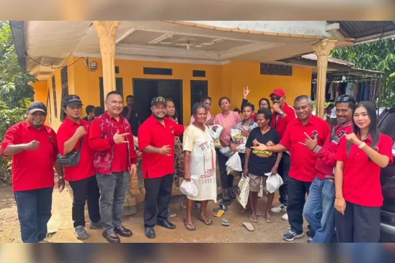 DPC PDI Perjuangan Kota Sorong Salurkan Ratusan Paket Sembako Warga