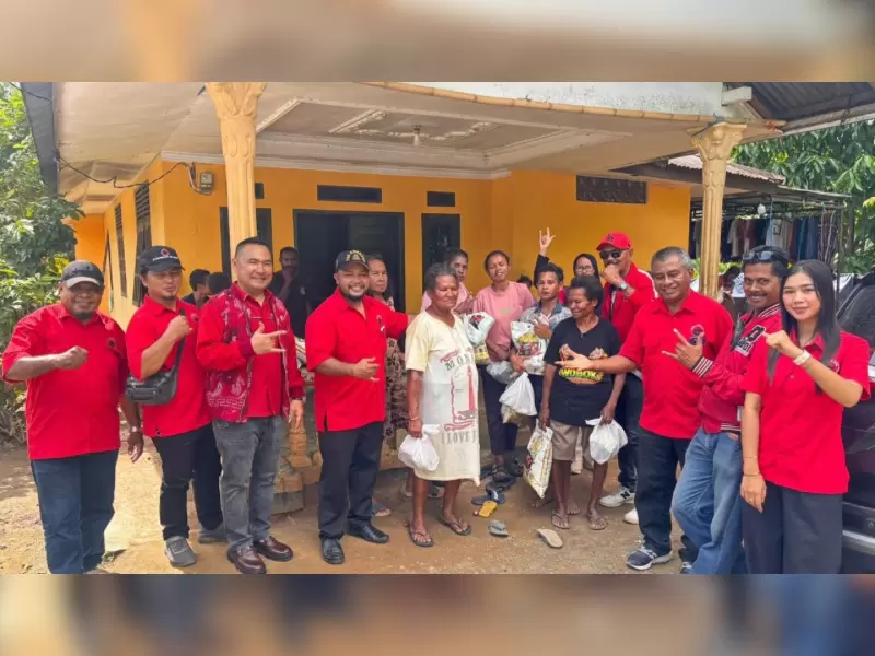 DPC PDI Perjuangan Kota Sorong Salurkan Ratusan Paket Sembako Warga