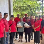 PDI Perjuangan Kota Sorong Salurkan Ratusan Paket Sembako untuk Lansia