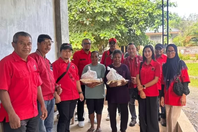 PDI Perjuangan Kota Sorong Salurkan Ratusan Paket Sembako untuk Lansia