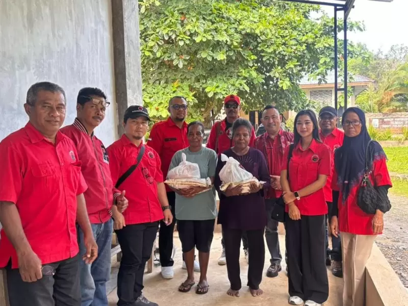 PDI Perjuangan Kota Sorong Salurkan Ratusan Paket Sembako untuk Lansia