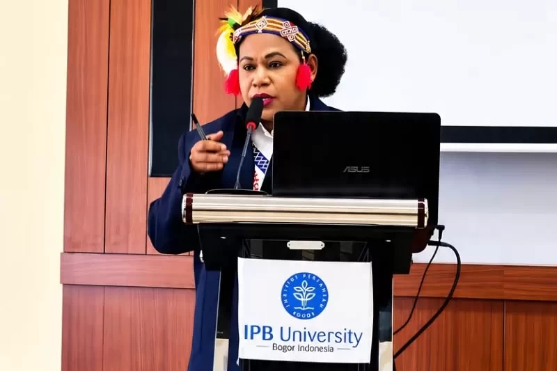 Afia Eksemina Phascalina Tahoba menjalani Sidang Promosi Terbuka Program Doktor IPB University, Kamis (3072026).