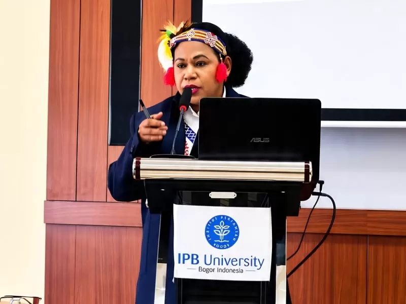 Afia Eksemina Phascalina Tahoba menjalani Sidang Promosi Terbuka Program Doktor IPB University, Kamis (3072026).