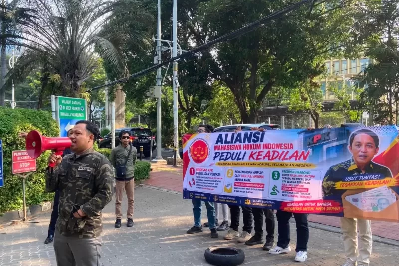 Aliansi Mahasiswa Hukum Indonesia Peduli Keadilan Saat Menggelar Aksi di Depan Kemenhut (Foto Istimewa)