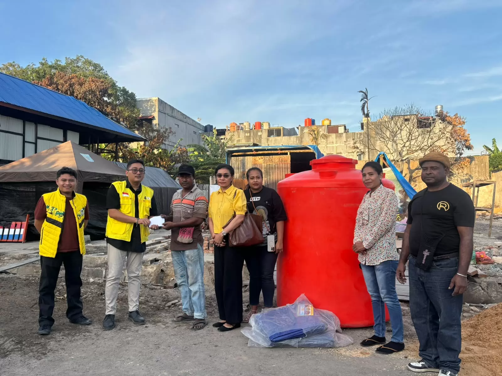 Golkar Papua Barat Daya Salurkan Bantuan untuk Korban Kebakaran di Jalan Misool