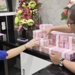 Penyidik Pidsus Kejati Melakukan Penggeledahan Serta Penyitaan Barang Bukti Berupa Uang Tunai Rp18 Miliar Lebih dan Emas (Dok. Istimewa)