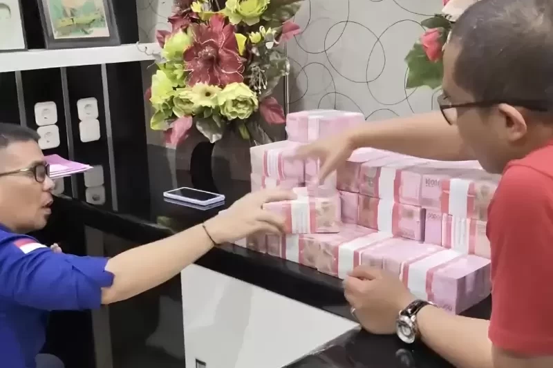 Penyidik Pidsus Kejati Melakukan Penggeledahan Serta Penyitaan Barang Bukti Berupa Uang Tunai Rp18 Miliar Lebih dan Emas (Dok. Istimewa)