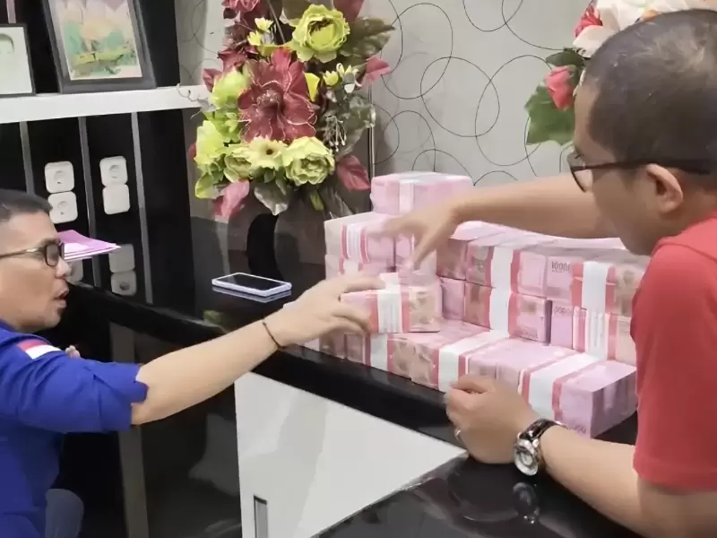 Penyidik Pidsus Kejati Melakukan Penggeledahan Serta Penyitaan Barang Bukti Berupa Uang Tunai Rp18 Miliar Lebih dan Emas (Dok. Istimewa)