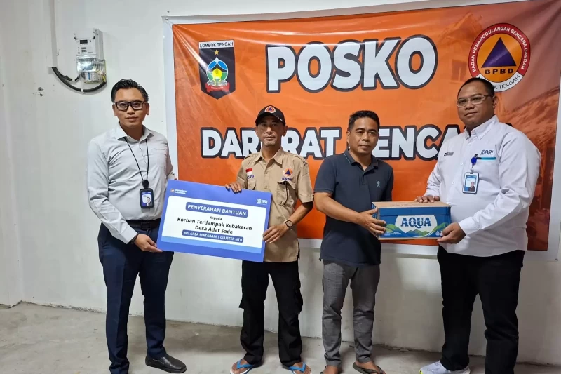 BRI Area Mataram Serahkan Bantuan bagi Korban Kebakaran Desa Ada (Dok. Istimewa)