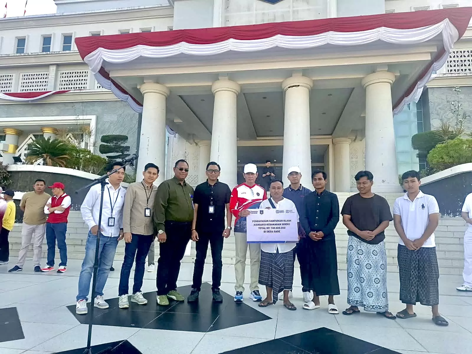 BRI dan BRINS Serahkan Santunan Klaim Asuransi Kebakaran Mikro kepada Nasabah Terdampak di Desa Sade