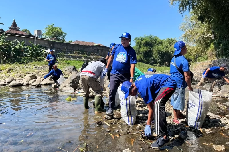 Demokrat Jember Turun ke Sungai Bedadung dalam Gerakan Langit Biru (Dok. Istimewa)