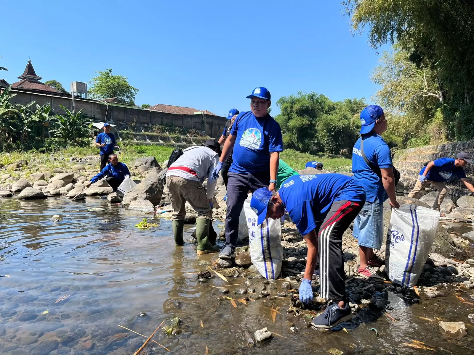 Demokrat Jember Turun ke Sungai Bedadung dalam Gerakan Langit Biru (Dok. Istimewa)