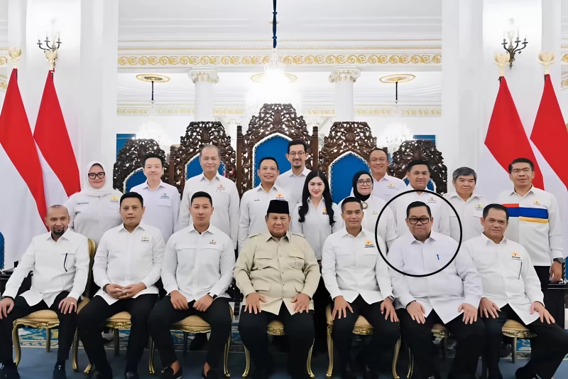 Tersangka tambang ilegal Anton Timbang (dilingkar) berpose dengan Presiden Prabowo di Istana Negara Jumat (31:7:2026). (Dok. Istimewa)