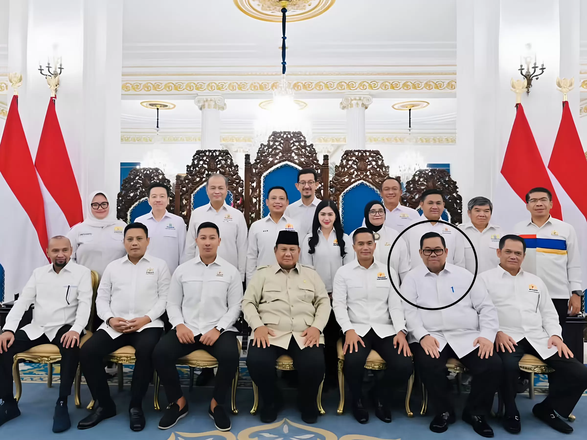 Tersangka tambang ilegal Anton Timbang (dilingkar) berpose dengan Presiden Prabowo di Istana Negara Jumat (31:7:2026). (Dok. Istimewa)