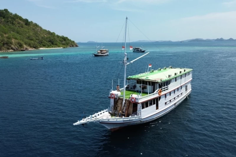Pelayaran menuju Taman Nasional Komodo, kawasan Situs Warisan Dunia UNESCO Bersama KomodoWild