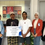 Penyerahan manfaat klaim Asuransi Mikro Kecelakaan, Kesehatan, dan Meninggal Dunia (AMKKM) kepada keluarga nasabah yang ditinggalkan (Dok. Istimewa)