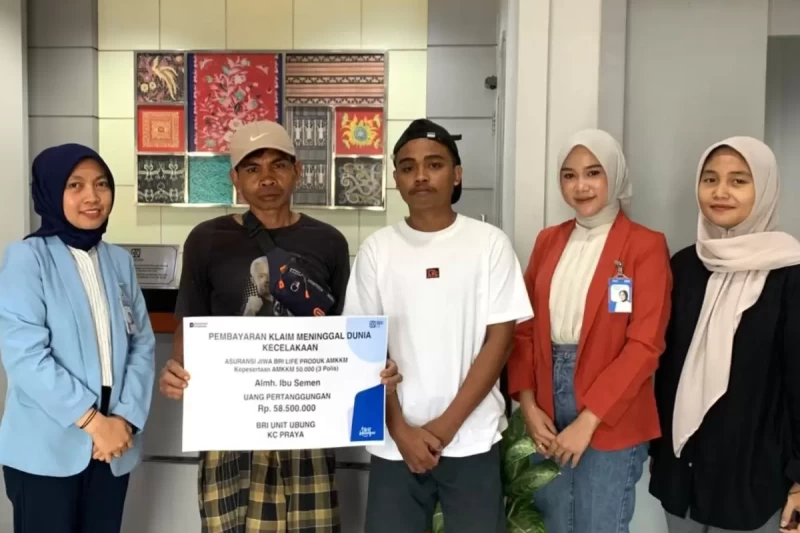 Penyerahan manfaat klaim Asuransi Mikro Kecelakaan, Kesehatan, dan Meninggal Dunia (AMKKM) kepada keluarga nasabah yang ditinggalkan (Dok. Istimewa)