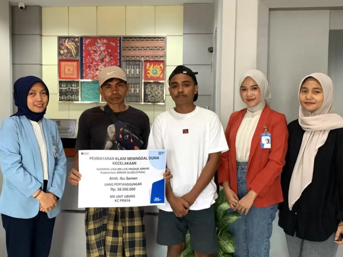 Penyerahan manfaat klaim Asuransi Mikro Kecelakaan, Kesehatan, dan Meninggal Dunia (AMKKM) kepada keluarga nasabah yang ditinggalkan (Dok. Istimewa)